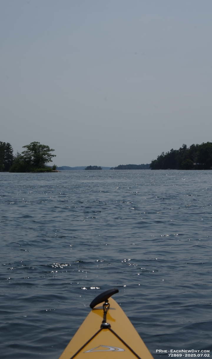 72869Cr - Kayaking on the Saint Lawrence, in the 1,000 Islands, near Ivy Lea Bridge